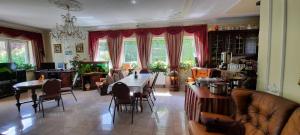 a living room with a table and some chairs at Noclegi Sylana in Kobyłka