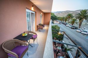 een balkon met een tafel en stoelen en een straat bij Rooms & Apartments Toni in Split