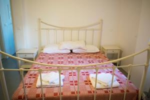 Postel nebo postele na pokoji v ubytování Traditional suites in Chora Kythnos #4