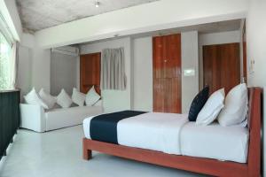 Postel nebo postele na pokoji v ubytování Wabi Sabi Boutique Hotel - SHA Extra Plus