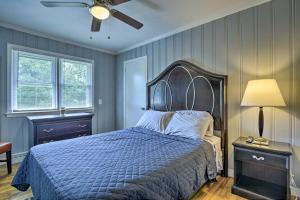 Ένα ή περισσότερα κρεβάτια σε δωμάτιο στο Serene Home on Pond - 5 Mi to Dtwn Greensboro