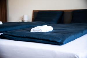 Dos camas azules con toallas encima. en Chalupa Slniečko, en Dolný Ohaj
