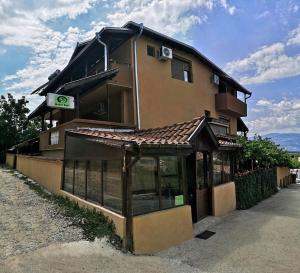 un edificio con un cartel en el costado en Bali Petrich, en Petrich