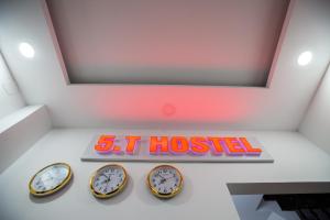 Ein Zertifikat, Auszeichnung, Logo oder anderes Dokument, das in der Unterkunft 5.T Hostel ausgestellt ist