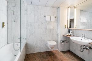 Ett badrum på Steigenberger Hotel Bielefelder Hof