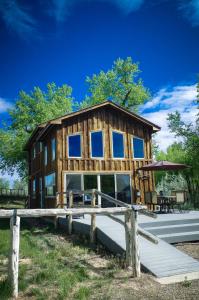 Cette grande maison en bois dispose d'une véranda et d'une terrasse. dans l'établissement Rustic Hideaway, à Cortez