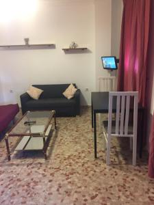 sala de estar con sofá y mesa en Apartamento en San Miguel, en Jerez de la Frontera