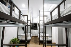 Ein Etagenbett oder Etagenbetten in einem Zimmer der Unterkunft 5.T Hostel