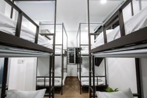 Zimmer mit mehreren Etagenbetten in einem Gebäude in der Unterkunft 5.T Hostel in Hue