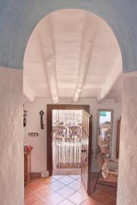 un arco que conduce a una habitación con una puerta en Finca Sábila, en Valle de Abdalajís