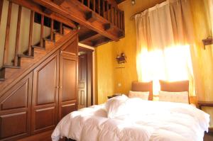 ein Schlafzimmer mit einem großen Bett und einer Treppe in der Unterkunft Mansion of Kerkini in Kerkíni