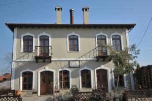 ein großes weißes Haus mit zwei Schornsteinen oben in der Unterkunft Mansion of Kerkini in Kerkíni