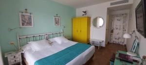Łóżko lub łóżka w pokoju w obiekcie Hotel Gran Proa Playa Raxó