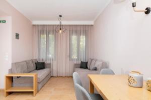 sala de estar con sofá y mesa en Arion Apartments en Skála Potamiás