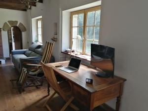 escritorio con ordenador portátil en la sala de estar en Gîte du manoir de Keryvoas, en Kerlouan