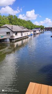 een rij huizen op een rivier met een dok bij B&B Hotel Elselina in Schiedam