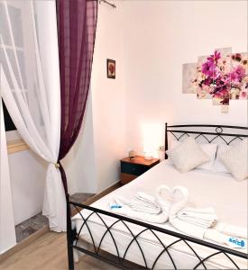 sypialnia z łóżkiem i 2 ręcznikami w obiekcie Cofineta Apartment w Korfu