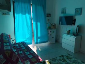 salon z kanapą i telewizorem w obiekcie CASA IL TRAMONTO w mieście San Nicola Arcella