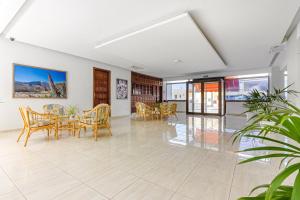 TV a/nebo společenská místnost v ubytování Ocean View Arenas Negras, Newly Renovated