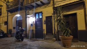 RIGOLETTO HOLIDAY HOME في باليرمو: منزل أمامه دراجة نارية ومصنع