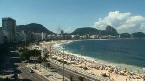 una spiaggia con molti ombrelloni e folle di persone di Proximo a Ipanema e Arpoador,confortavel e util! a Rio de Janeiro