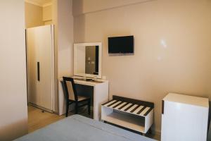 Televízia a/alebo spoločenská miestnosť v ubytovaní Fanari Hotel