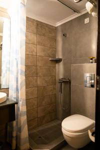 Koupelna v ubytování Fanari Hotel + 37 fotografií