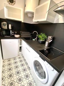 a kitchen with a washing machine in a kitchen at 6- Appartement de 2 pièces refait à neuf en centre ville in Dieppe