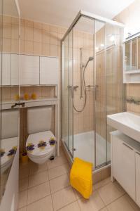 Ένα μπάνιο στο Ambassador Yellow Home