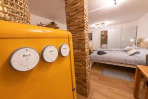Ένα ή περισσότερα κρεβάτια σε δωμάτιο στο Ambassador Yellow Home