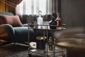 オークランドにあるHotel Fitzroy curated by Fableの椅子の横にガラステーブルとボトル +22枚の写真