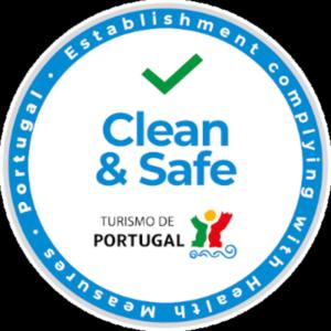 a blue and white clean and safe logo at Lá em Cima in Sesimbra