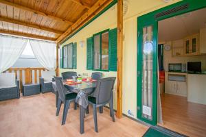 ein Esszimmer mit Tisch und Stühlen in der Unterkunft Camping Parco Vacanza Partaccia 2 in Marina di Massa