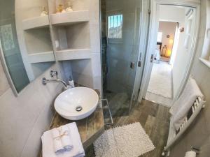 ein Bad mit einem Waschbecken und einer Dusche in der Unterkunft Aloe Meli in Kalamata