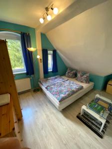 a bedroom with a bed in the corner of a room at DIREKT AM SKIHANG! Müller Ferienwohnungen in Kurort Oberwiesenthal