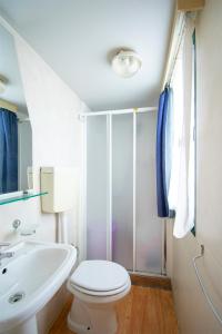 ein Badezimmer mit weißer Toilette und Waschbecken in der Unterkunft Camping Parco Vacanza Partaccia 2 in Marina di Massa + 41 Fotos