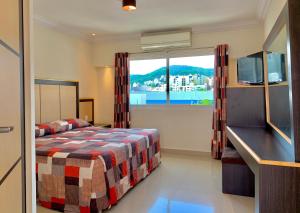 1 dormitorio con cama y ventana grande en Hotel Nilo en Acapulco