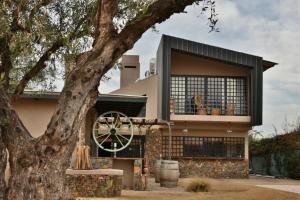 une maison avec une roue sur son côté dans l'établissement CASA DISTINTA, à Mendoza