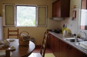 A kitchen or kitchenette at Casinhas da Laurissilva