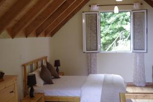 Кровать или кровати в номере Casinhas da Laurissilva