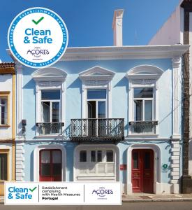 una casa azul con un cartel que diga limpia y segura en Casadacidade, en Ponta Delgada