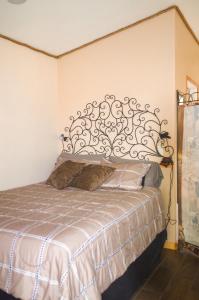 Voodi või voodid majutusasutuse Rustic Hideaway toas