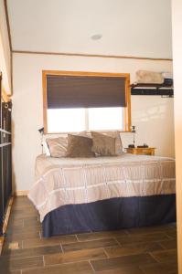 Un pat sau paturi într-o cameră la Rustic Hideaway