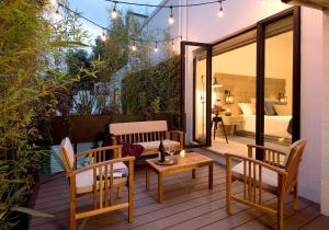 a patio with chairs and a table and a couch at H21 Hospedaje Boutique in Mexico City