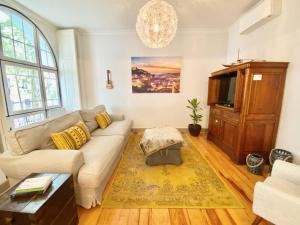 Una sala de estar con un sofá y un televisor. en Luxury Vintage apartment by MyPlaceForYou, at the city centre next to Marquês de Pombal, en Lisboa 47 fotos más