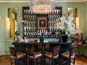 un bar avec un bouquet de bouteilles sur le mur dans l'établissement Beaumanoir Small Luxury Boutique Hotel, à Biarritz