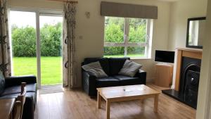 sala de estar con sofá y mesa en Shannon Oasis, en Carrick on Shannon