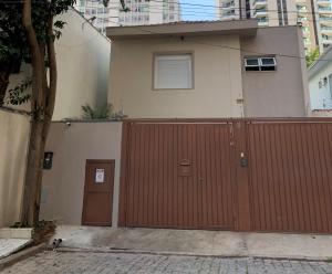 O edifício em que a casa de hóspedes se localiza