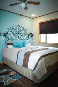 Un pat sau paturi într-o cameră la Rustic Hideaway