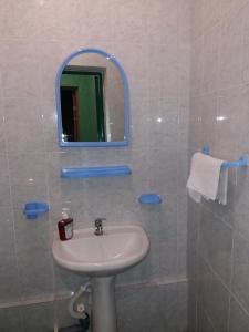 シャフティにあるБизнес-отель "Континент"のバスルーム(洗面台、鏡付)